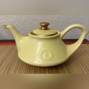 VINTAGE YELLOW PEARL CHINA COMPANY TEA POT 22k GOLD TRIM MCM Aladdin’s Lamp
